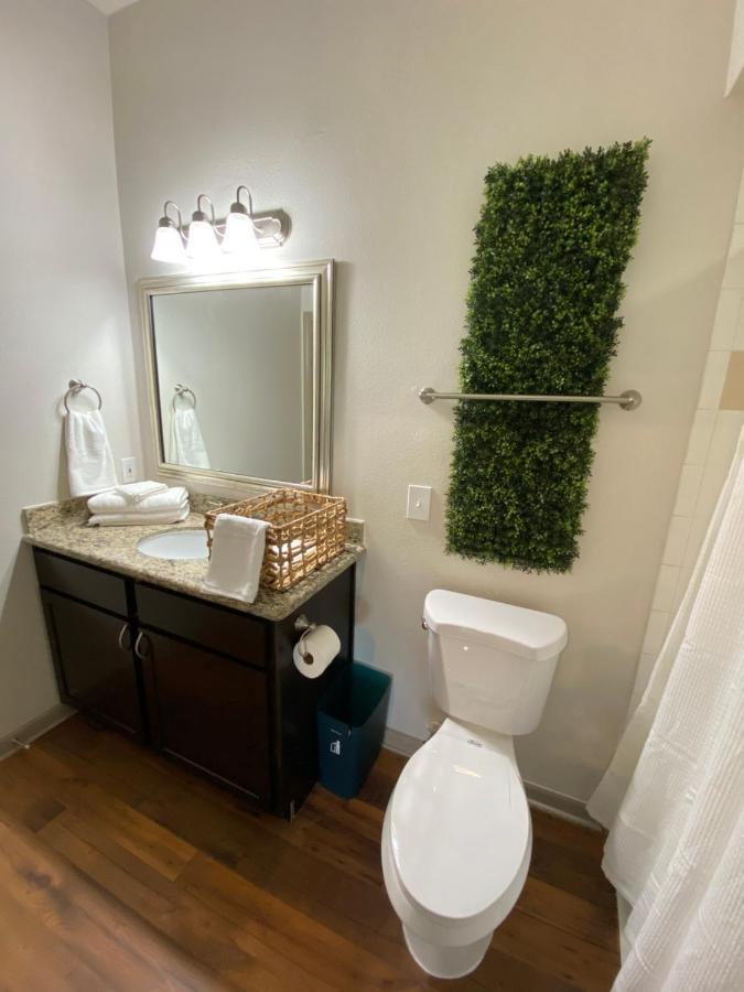 Spacious Galleria Cottage - Self Check In & Free Parking, 4 Beds 2 Bathrooms 휴스턴 외부 사진